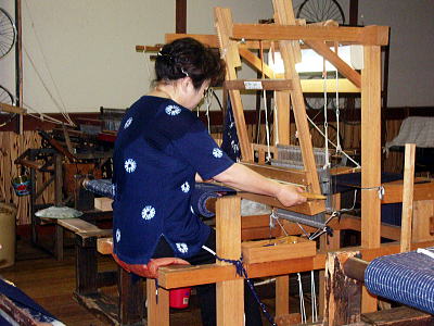 伊予絣を織る女性